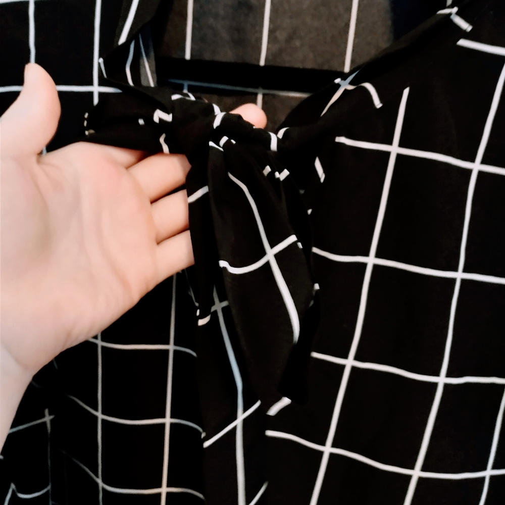 SheIn black and white to with tie at the neck and ruffle sleeve. Size 3XL - Picture 2 of 4